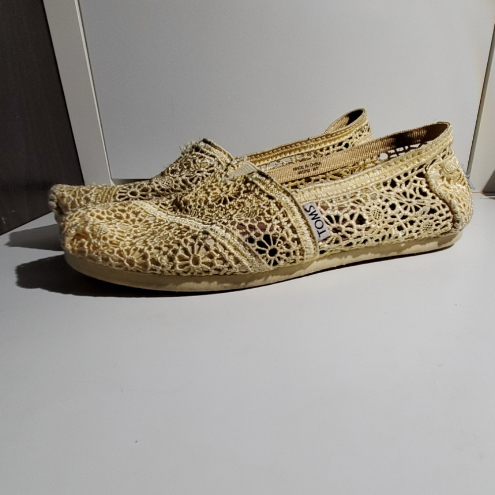 Tom's yellow lace flats